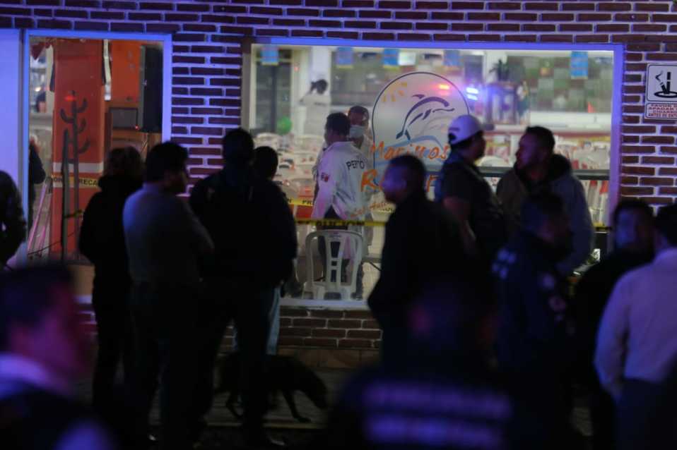 Perro merodea la escena del crimen en Pachuca. (Jorge Sánchez)