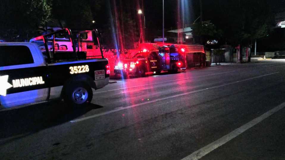 Los Bomberos tuvieron que abrir la cortina de metal, ingresando para controlar y sofocar el fuego. (Especial)