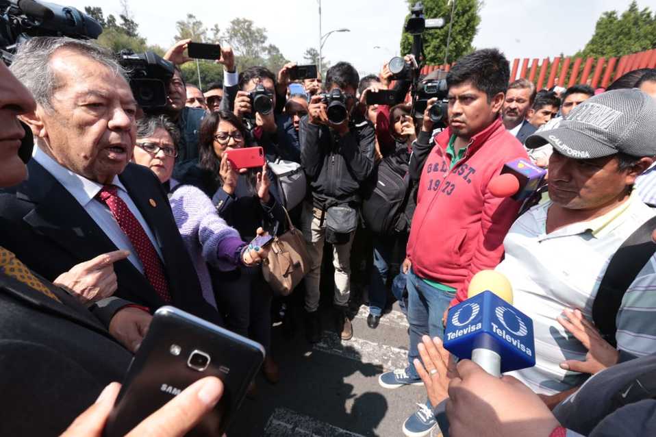 El Diputado Porfirio Muñoz Ledo quería convencer a los maestros de levantar el bloqueo. (Jesús Quintanar)