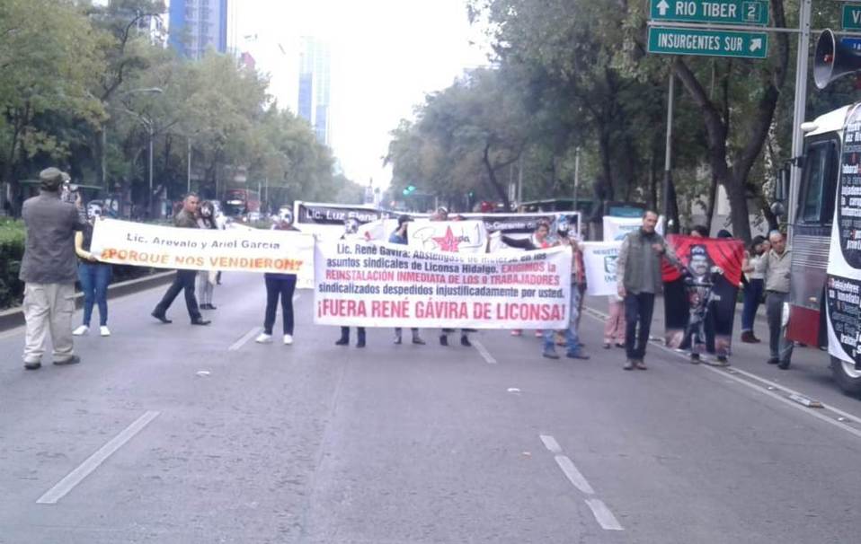 Ex empleados de la STyPS bloquean ambos sentidos de Paseo de la Reforma. | Especial