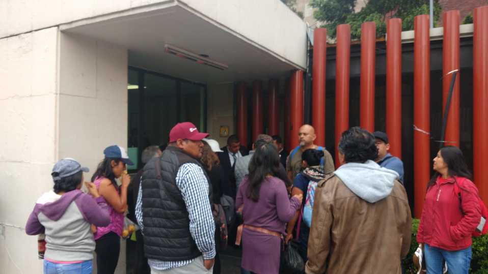 Integrantes de la Coordinadora de Trabajadores de la Educación (CNTE) bloquearon todos los accesos al Palacio Legislativo de San Lázaro. /Elia Castill