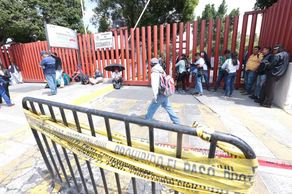 Maestros de la CNTE bloquearon accesos a la Cámara de Diputados. (Jesús Quintanar)