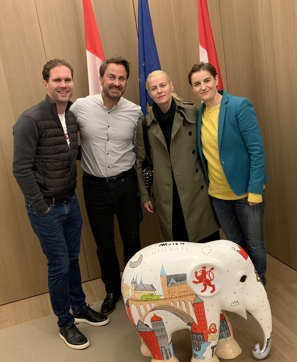 El primer ministro de Luxemburgo, Xavier Bettel, y la primera ministra de Sebrbia, Ana Brnabić, junto con sus parejas (Twitter).