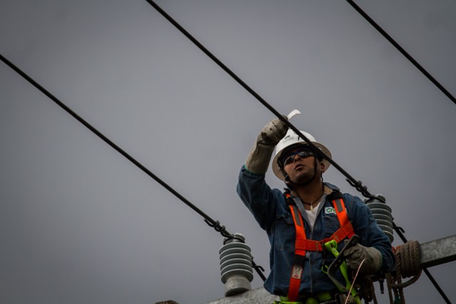 Obrero de la industria eléctrica da mantenimiento en la red de la colonia Álamos/Cuartoscuro.