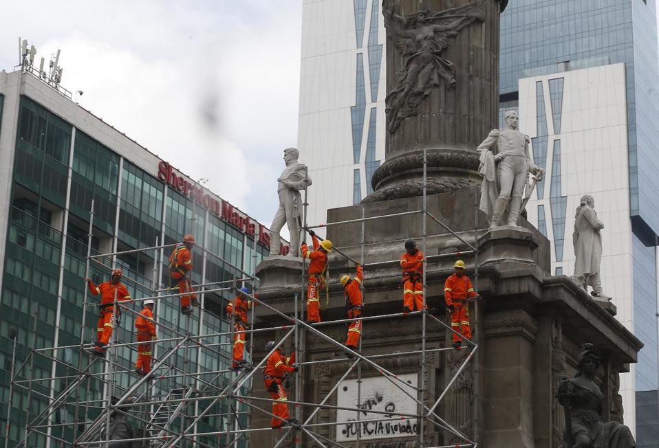 Trabajos de rehabilitación en el Ángel de la Independencia. (Héctor Téllez)