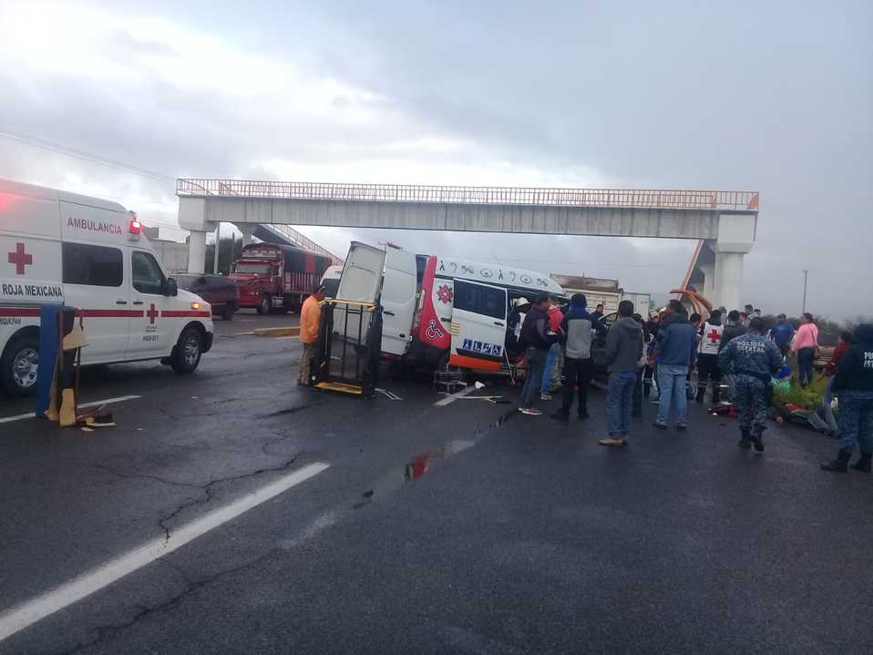 El vehículo Nissan Urvan, modelo 2016, placas de Hidalgo, se dirigía a Ixmiquilpan. (Cortesía)