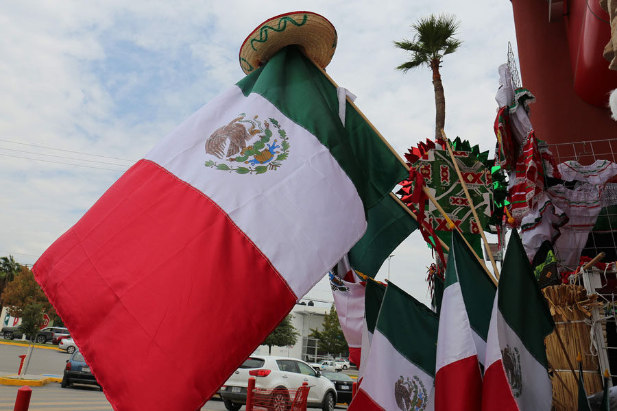 Venta de artículos para Fiestas Patrias en Torreón. (Rolando Riestra)