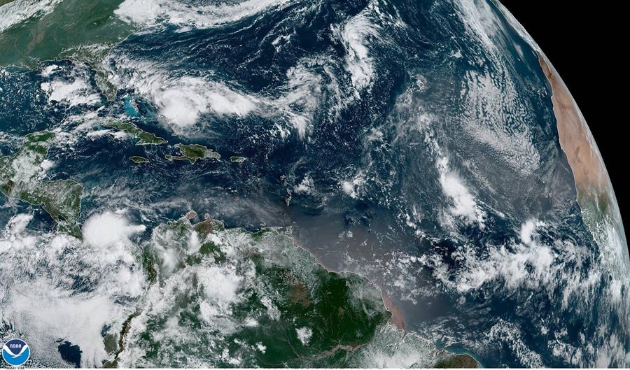 La Administración Nacional Oceánica y Atmosférica (NOAA) muestra la depresión tropical haciendo su camino hacia Florida (Estados Unidos). /EFE