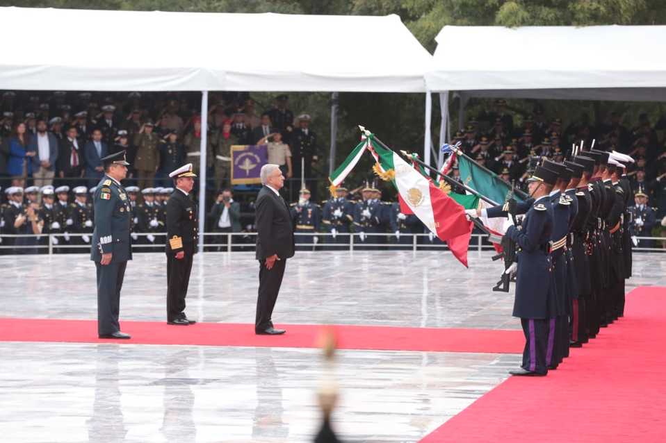 En su calidad de comandante supremo de las fuerzas armadas, el Presidente entregó espadines a seis cadetes del Heroico Colegio Militar. /Jesús Quintan