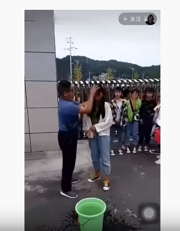 En China un profesor desmaquilló a las alumnas antes de que entraran a la escuela. (Captura de pantalla)