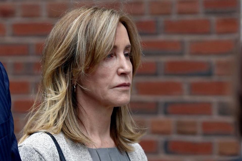 Felicity Huffman recibe sentencia; irá a prisión (Reuters).