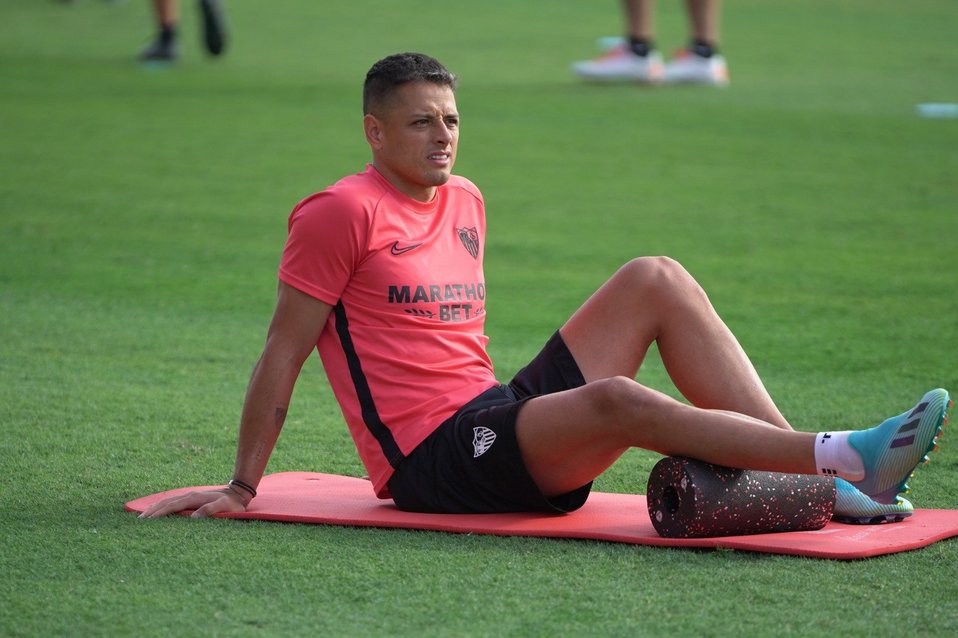 Javier Hernández en un entrenamiento con el Sevilla (Twitter: @SevillaFC)