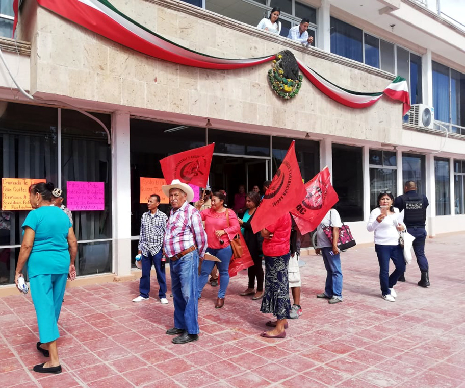 Al lugar llegaron elementos policiales aunque la manifestación se torno tranquila. (Cecilia Aguilar)