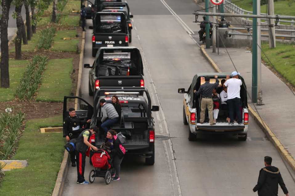Los oficiales trasladaron a varias personas hasta el AICM a bordo de camionetas de la SCC. Javier Ríos