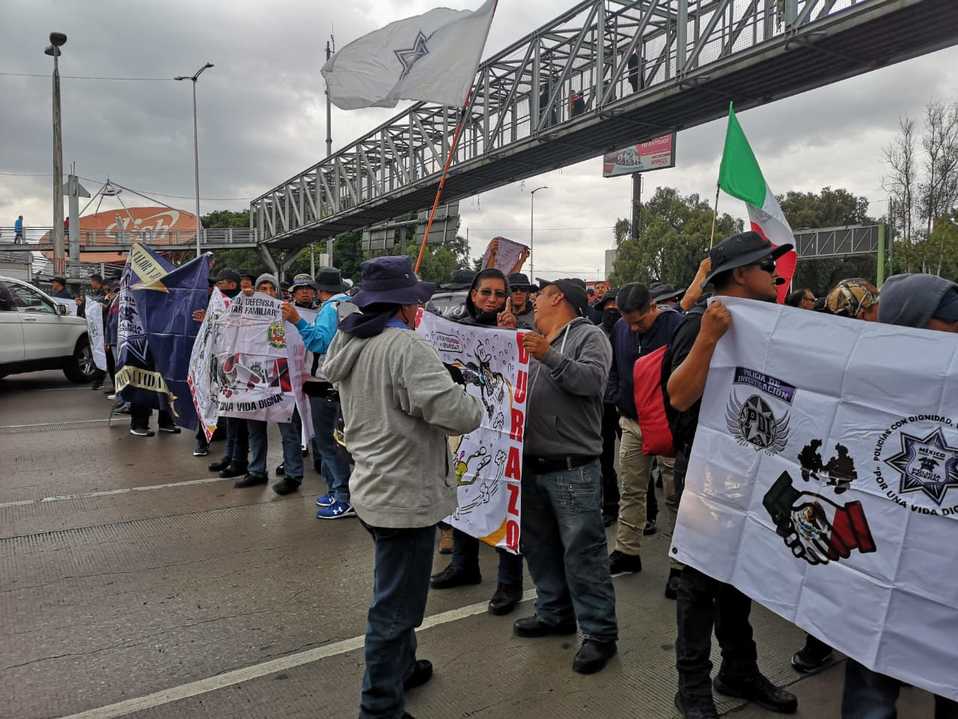 Policías federales bloquean Circuito Interior, en la entrada del AICM (Jorge Becerril)