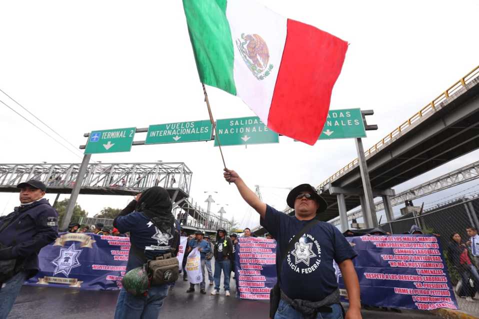 Policías federales bloquearon los accesos al Aeropuerto Internacional de la Ciudad de México. (Javier Ríos)