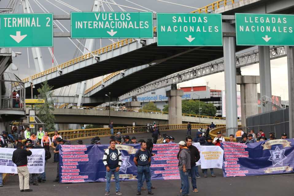 Policías federales inconformes bloquearon por más de ocho horas los accesos al AICM. (Javier Ríos)
