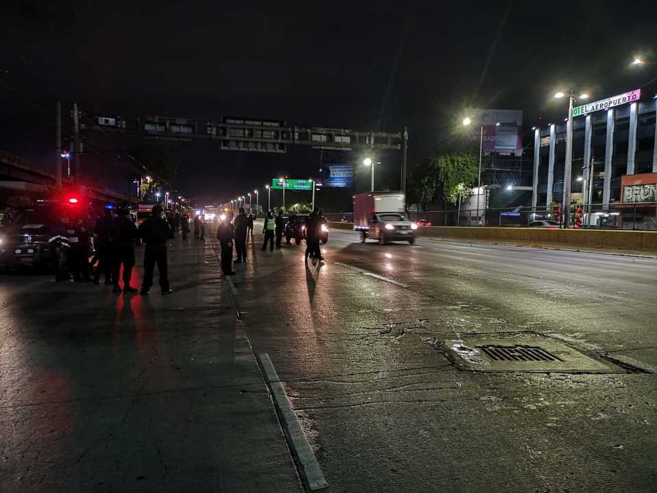 Policías federales retiraron el bloqueo minutos después de las 21:00 horas. (Jorge Becerril)