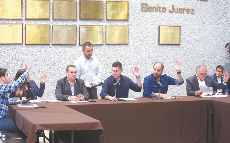 Es muy prematuro hablar de la procedencia de juicio político, consideró el titular de la bancada del PT (der.). Foto: LEONEL ROCHA/ARCHIVO
