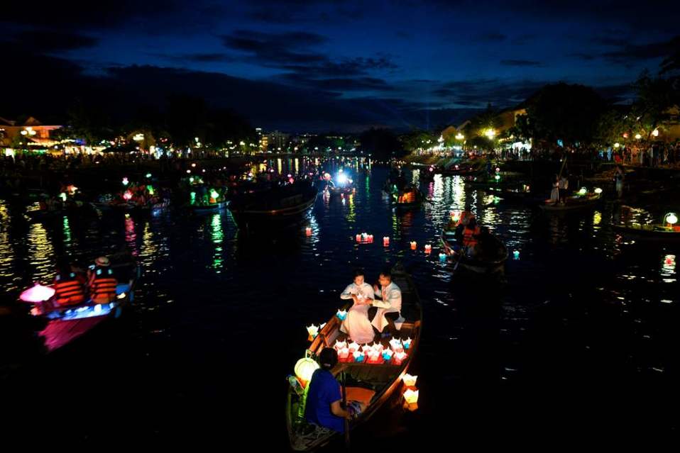 Vietnam. Personas pasean en bote sobre el río Thu Bon por motivo del festival del medio otoño. (AFP)