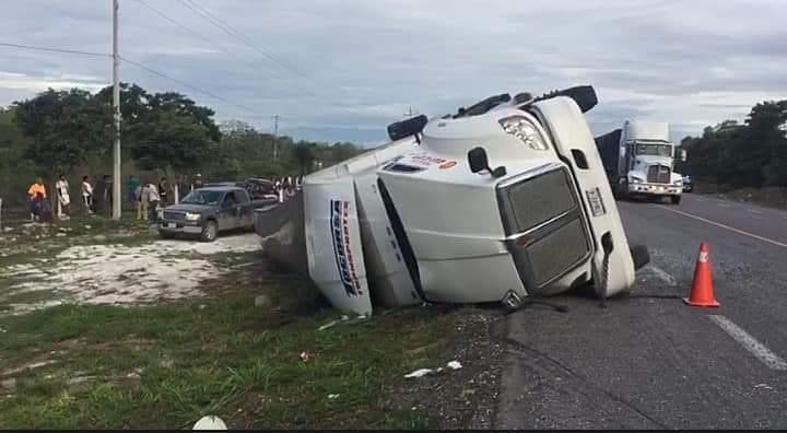 Volcadura de tráiler en la carretera Tampico-Victoria (Foto/CORTESÍA)