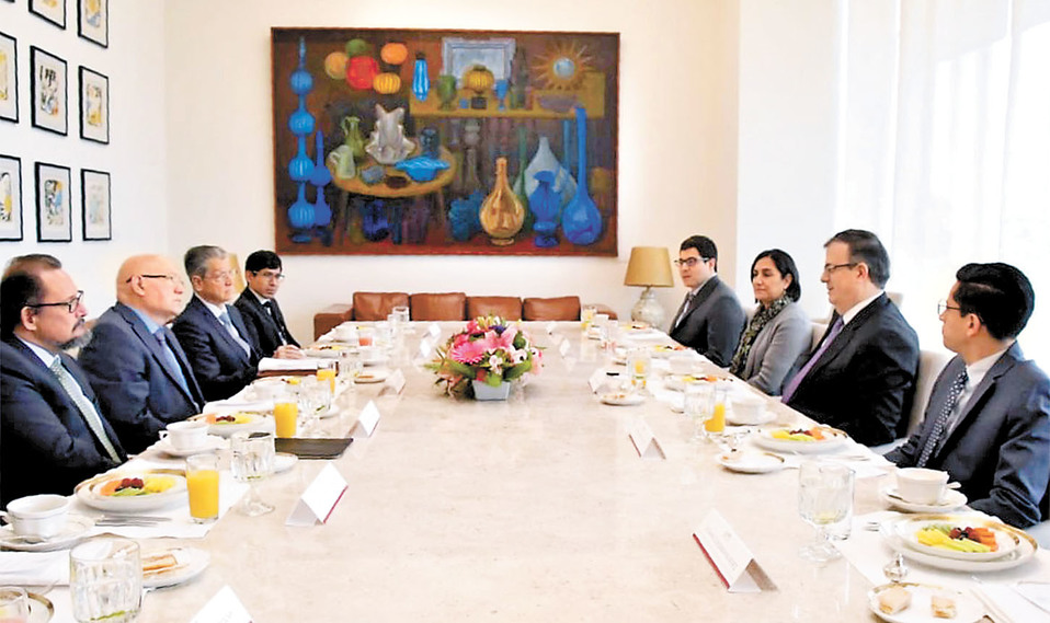 Firmaron el pacto el canciller Marcelo Ebrard, la directora de Amexcid, Laura Carrillo, y el auditor David Colmenares. (Especial)