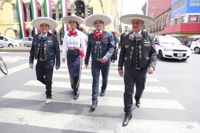 El gobernador caminó por las calles de Michoacán vestido de charro. (Especial)