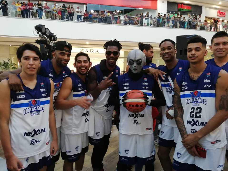 'Huranio' acompaña a la escuadra de Huracanes Tampico. (Sergio Sánchez)