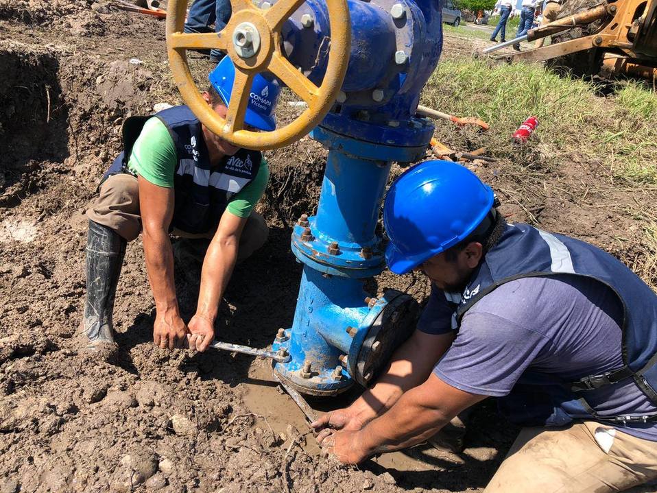 Al impactar contra válvula de Comapa generó una gran fuga de agua (Foto/Antonio/Hernández)