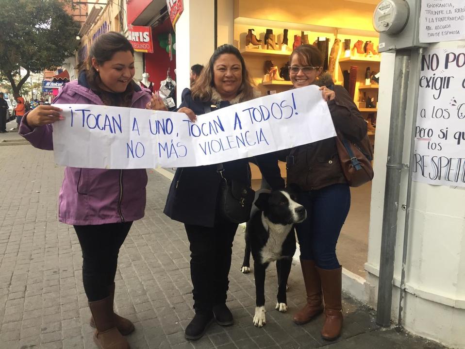 Transeúntes hicieron una escala para acariciar a los perros y tomarse fotos en apoyo a los protectores animales. (Cortesía)