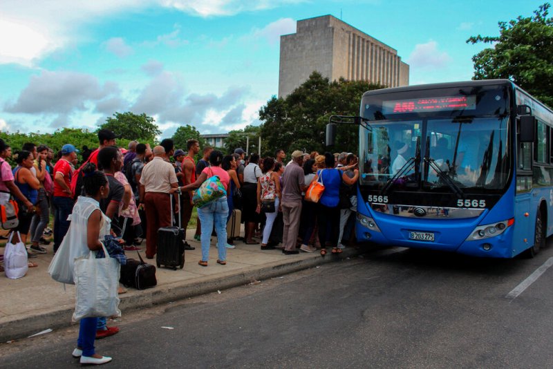 En la capital, la falta de combustible se hace evidente en el trasporte. (AP)