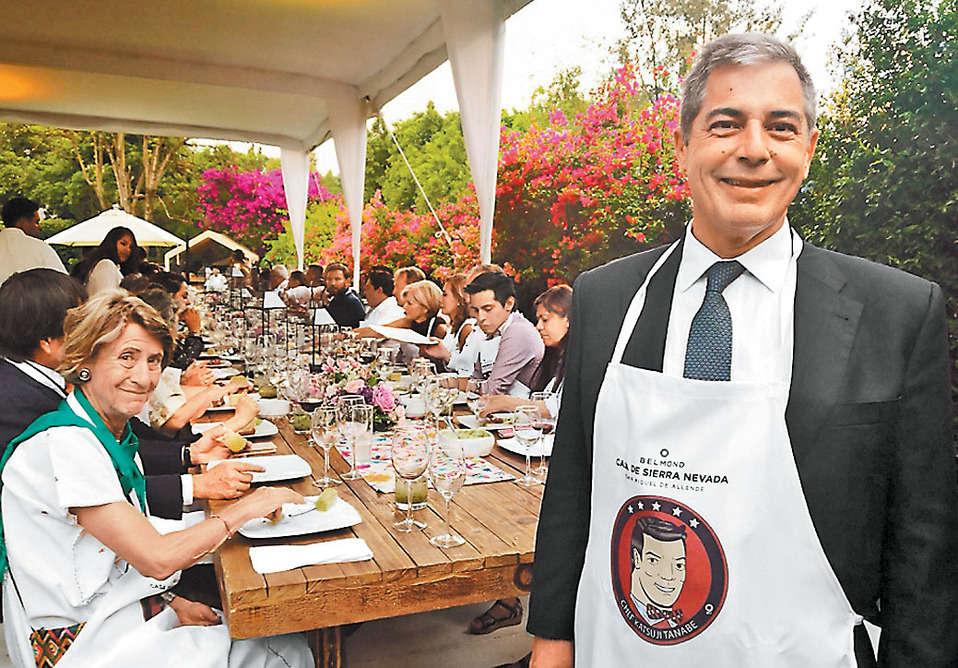 Los chefs preparan la cena para 150 personas en el jardín de Casa del Parque, donde John Freudenthaler es el anfitrión. (Adriana Jiménez)