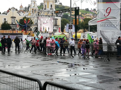 Decenas de familias llegan para conmemorar la Independencia. (Abadiel Martínez)