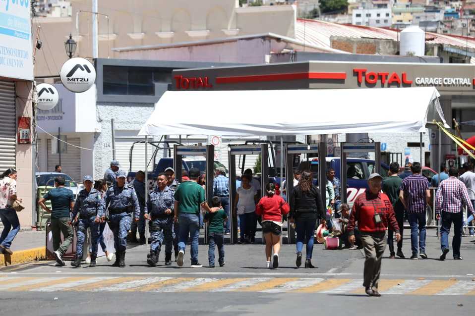 Disponen arcos de seguridad en los accesos a la explanada de la Plaza Juárez en Pachuca. (Jorge Sánchez)