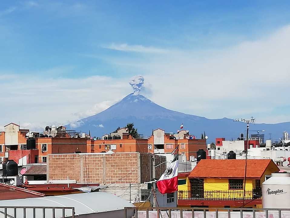 El coloso amanece con fumarola (Jaime Zambrano)