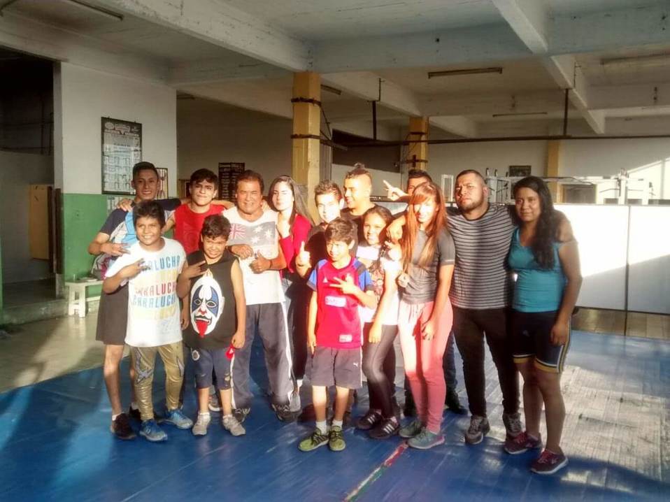 El Satánico y un puñado de sus alumnos. CORTESÍA