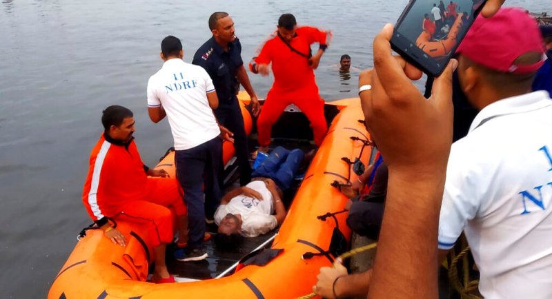 Equipos de emergencia siguen con las labores de rescate. (Reuters)