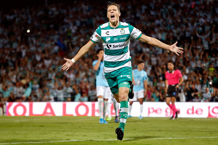 Julio Furch hizo los goles que al final rescataron el punto en la Noche del Grito. (Rolando Riestra)