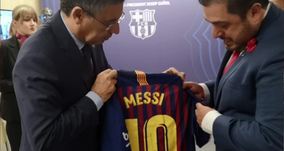 El mexicano, Gilberto Martínez recibe una playera firmada por Lionel Messi de manos de José María Bartomeu (Especial)