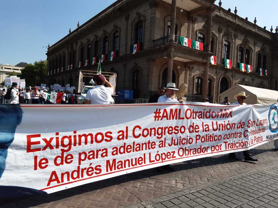 Alrededor de 200 miembros del Congreso Nacional Ciudadano acudieron a la protesta. Foto: Jorge López.