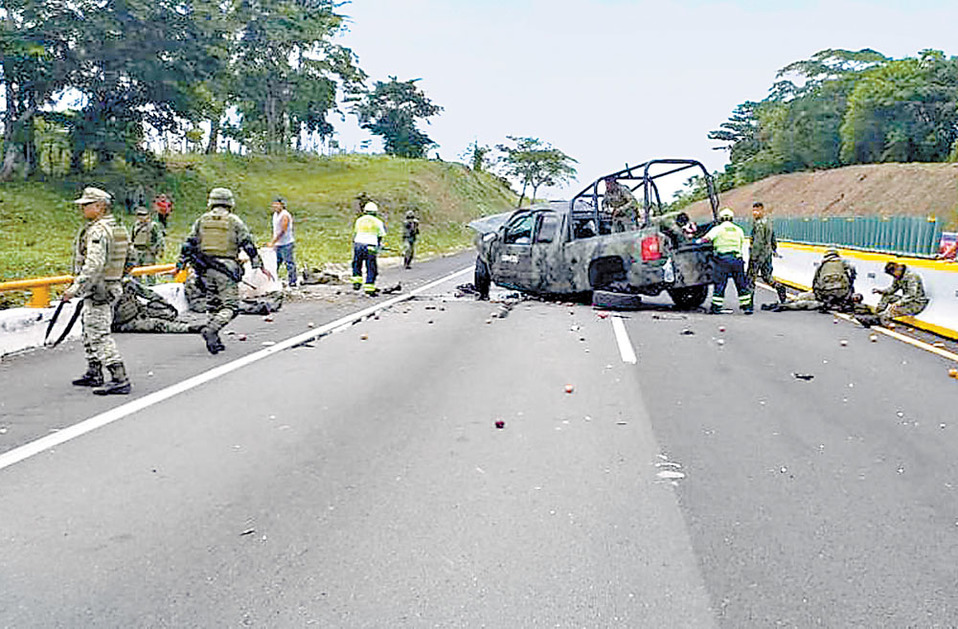Militares auxilian a sus compañeros lesionados por volcadura en Veracruz. (Especial)