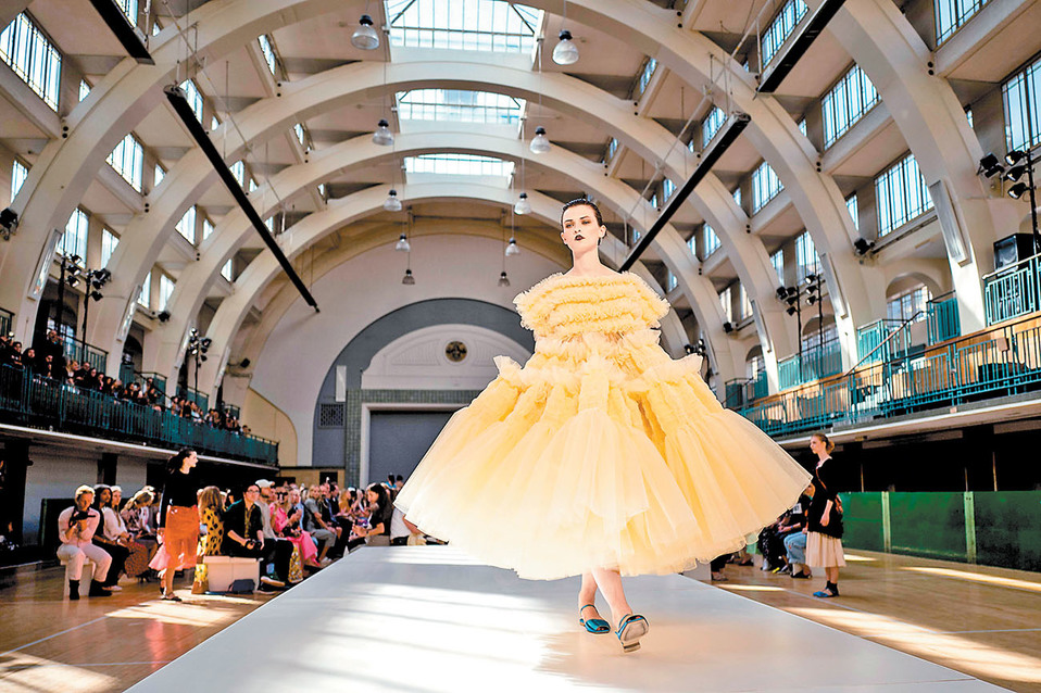 Molly Goddard destacó las texturas en sus vestidos. (AFP)