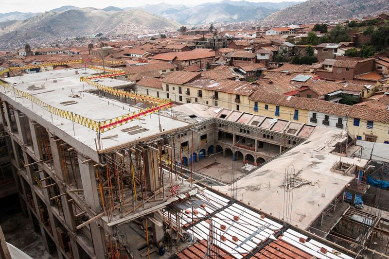 La obra "distorsiona la armonía y configuración tipológica del Centro Histórico del Cusco", según el fallo. (AFP)
