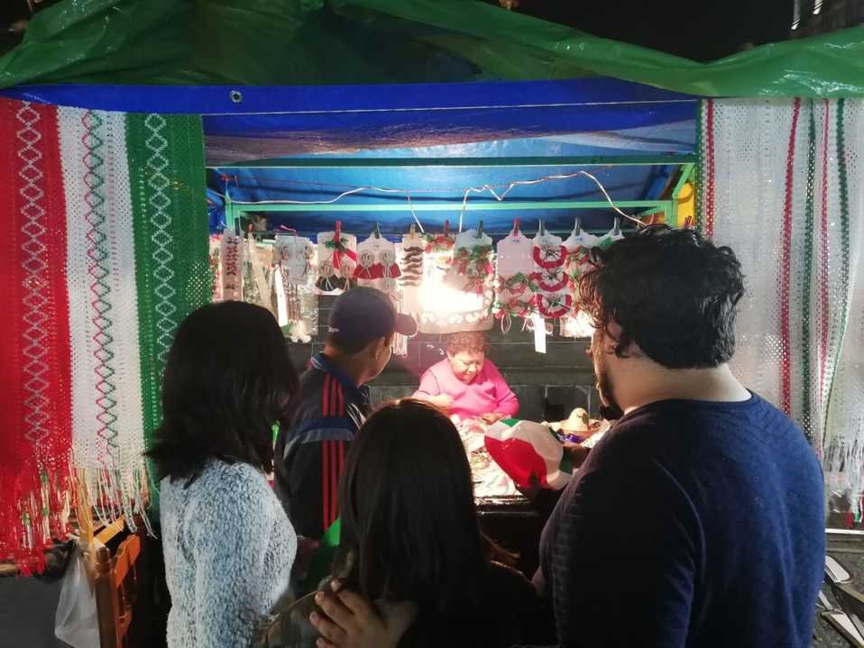 Poblanos se reúnen en familia para disfrutar de los antojitos mexicanos (Jesús Zavala)