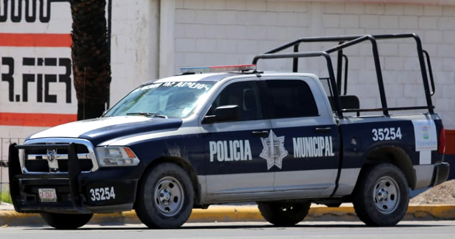 El policía se golpeó el rostro con su arma y además sufrió daño interno por lo pesado del portón. (Milenio Digital)