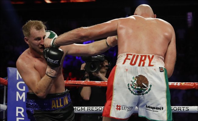 Tyson Fury con la bandera de México en el trasero (Reuters)