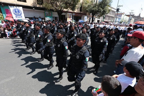 Elementos de la policía al paso. (Tania Contreras)