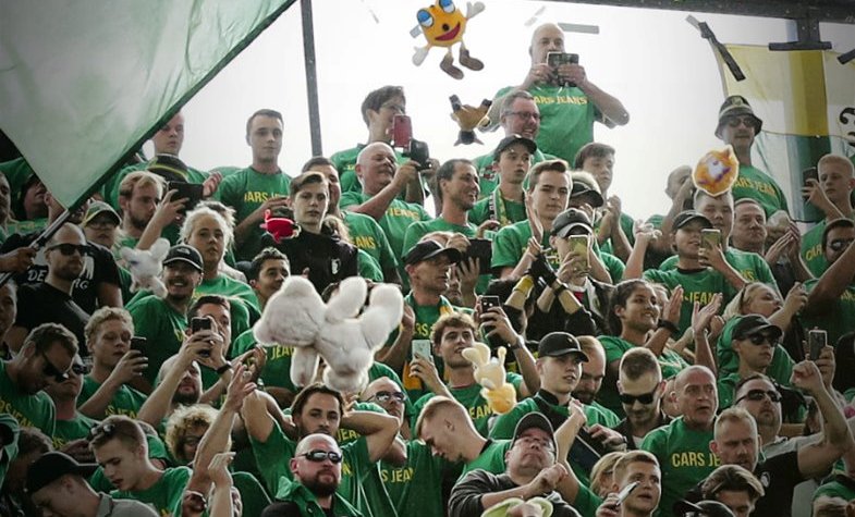 Afición del ADO Den Haag lanzó miles de peluches (Facebook: ADO Den Haag)