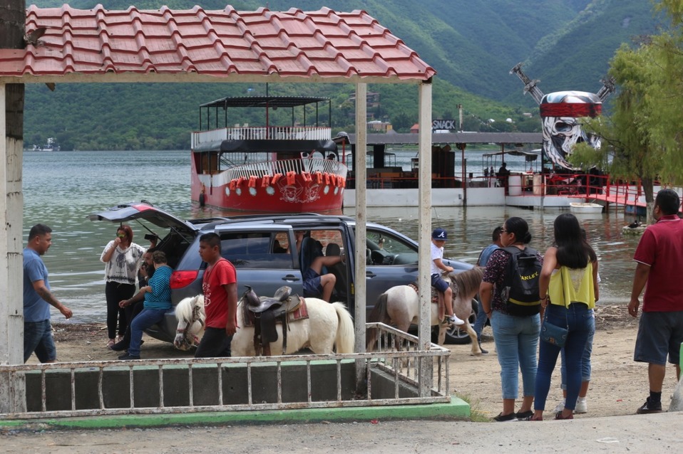 El agua afecta a comerciantes y visitas. Foto: Raúl Palacios