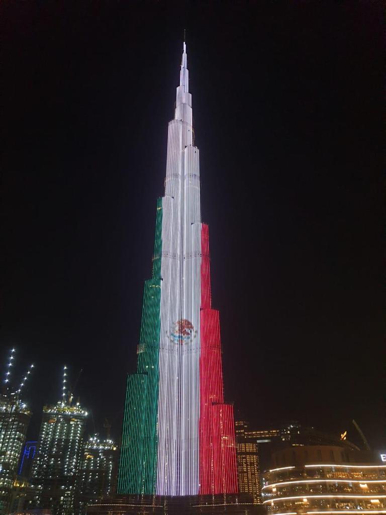 El Burj Khalifa, en Dubai se iluminó con los colores de la bandera de México. (Tomado de @EmbaMexEAU)